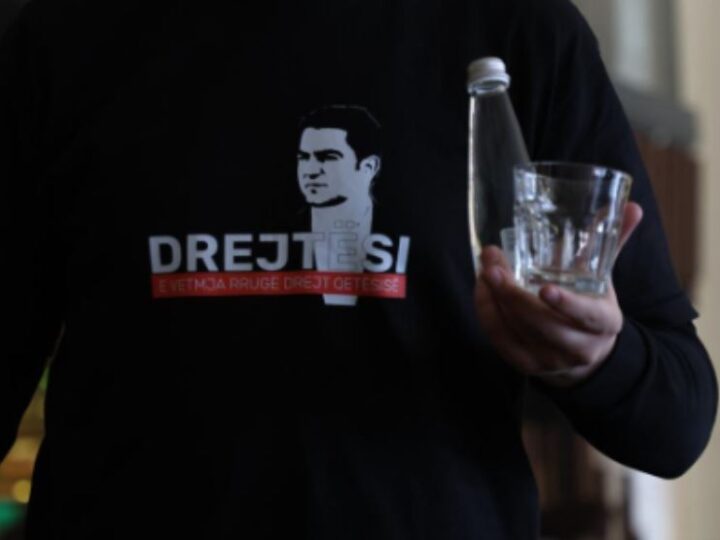 Kërçovë, lokalet ndryshojnë uniformat, bluza me mbishkrimin “Drejtësi” (FOTO)