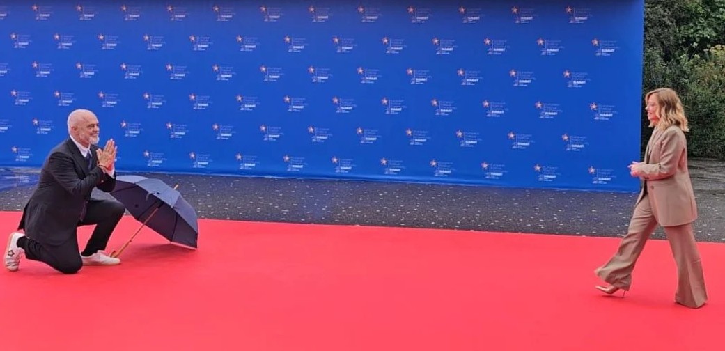 Zbulohet arsyeja pse Rama iu ul në gjunjë kryeministres së Italisë..!?