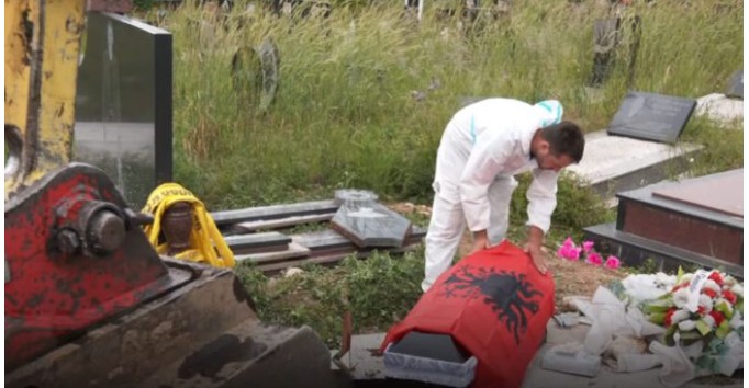 Zhvarrosja e heronjve të UÇK-së: Dëshmori kishte municione me vete në varr..!?