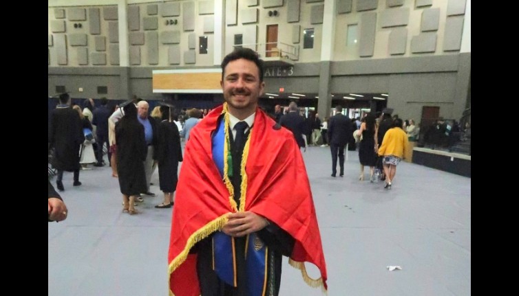 Ardian Ballazhi kërçovari që diplomoj në Amerikë me flamurin mbi supe