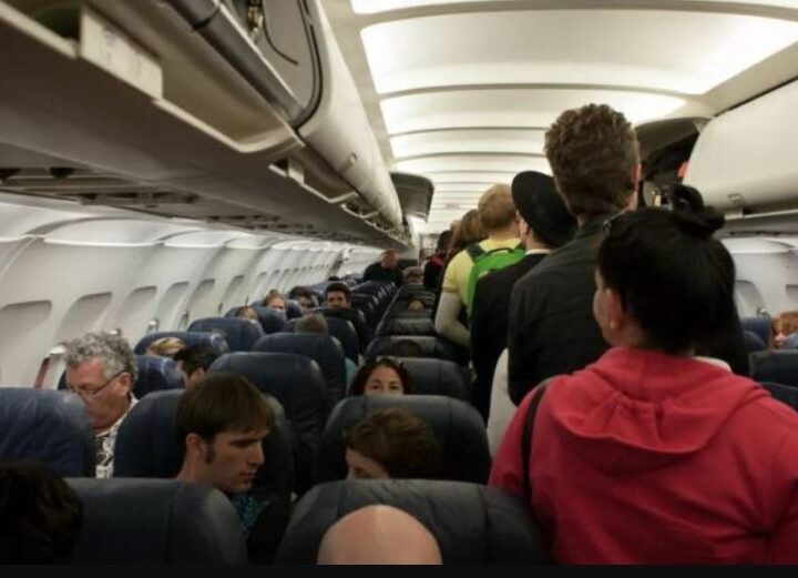 Dënim 70 euro kush ngrihet në këmbë para se të ulet avioni..!?