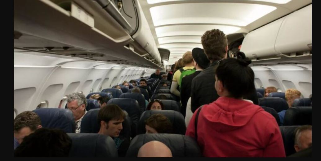 Dënim 70 euro kush ngrihet në këmbë para se të ulet avioni..!?