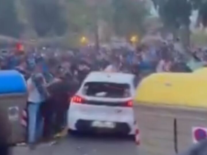 Një makinë goditi të paktën 13 persona jashtë stadiumit, ndërpritet loja..!? (VIDEO)