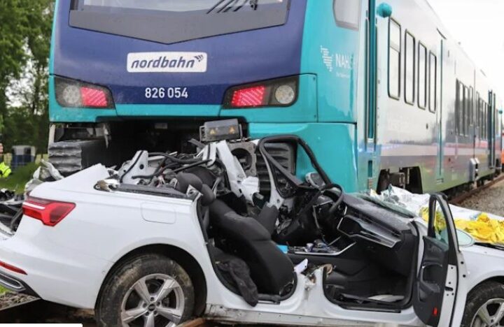 Treni përplas makinën në Gjermani, humb jetën shoferi..!? (FOTO)