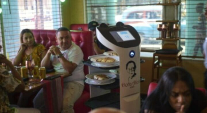 Mungesa e puntorëve në Shqipëri! Roboti zëvendëson kamarierin..