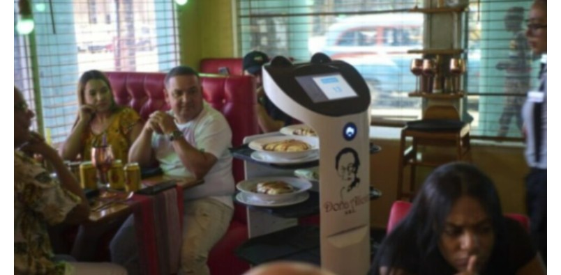 Mungesa e puntorëve në Shqipëri! Roboti zëvendëson kamarierin..