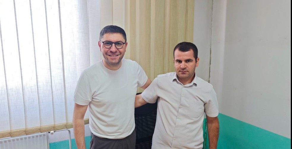 Dr. Genc Selmani i dorzon detyren drejtorit të ri Dr. Valon Sadikut