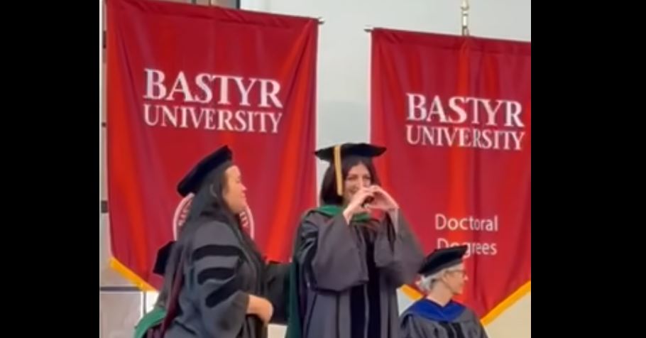 Urime Kërçovarja Fjorda Jusufi diplomon medicinën në Amerikë (VIDEO)