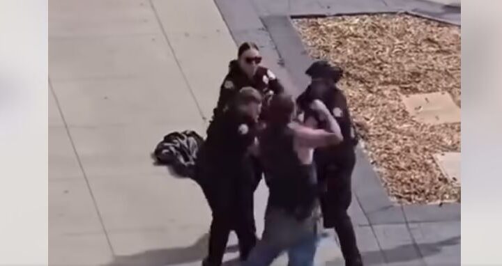 Los Angelos – një burrë rreh 3 policë dhe zhduket në turmë..!? (VIDEO)