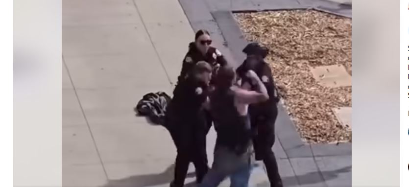 Los Angelos – një burrë rreh 3 policë dhe zhduket në turmë..!? (VIDEO)