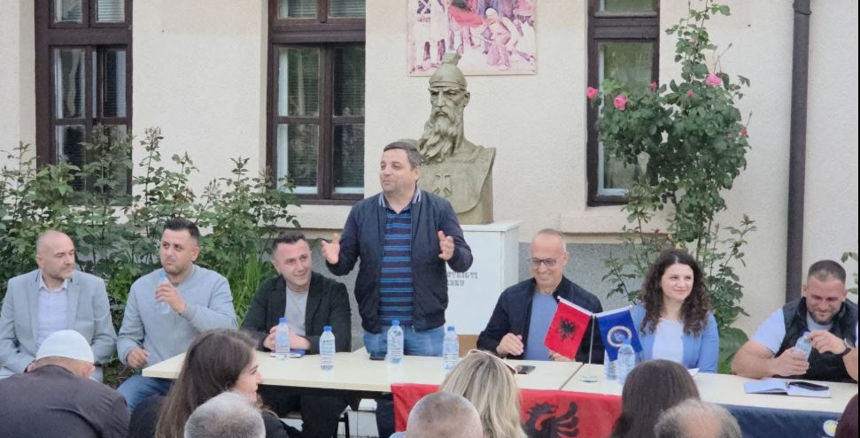 Ambasadori Rexhep Demiri, mes bashkëfshatarëve në Kastriot: “Kudo që shkoj, e mbaj zemrën këtu”