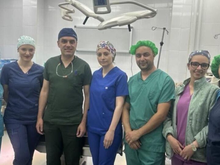 Kërçovari  Dr. Rezeart Dalipi udhëheq me sukses transplante të ndërlikuara të kockës në TOARILUC