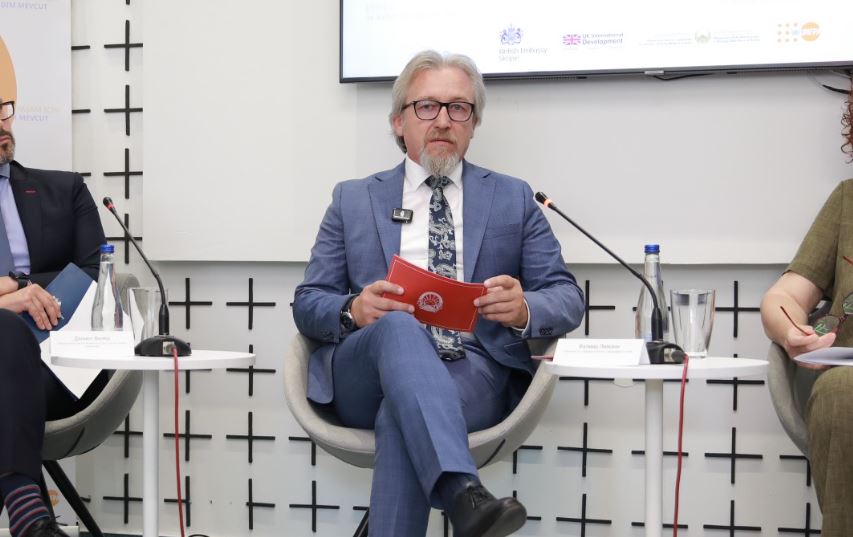 Ministri Fatmir Limani njofton për rritjen e pensioneve