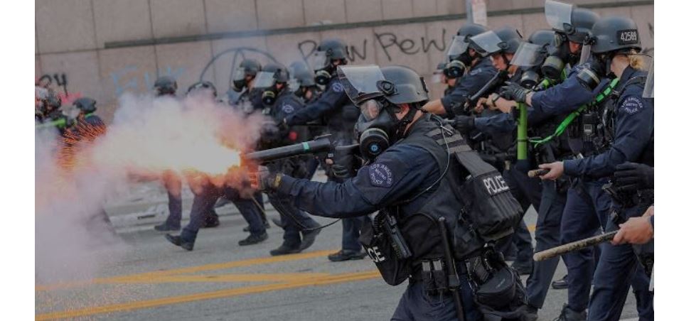 Amerika nnë flake! Marinsat zbresin në rrugët e Los Angeles..!?