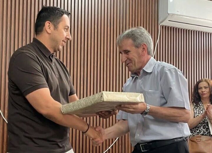 Me respekt dhe mirënjohje, përcjellim në pension mësuesin tonë të dashur – Sali Zendeli