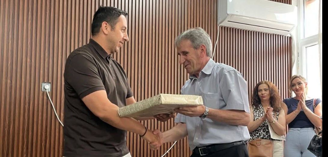 Me respekt dhe mirënjohje, përcjellim në pension mësuesin tonë të dashur – Sali Zendeli