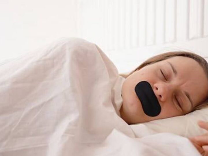 Mbyllja e gojës me ngjitës, trend i rrezikshëm apo zgjidhje për gjumë më të mirë?