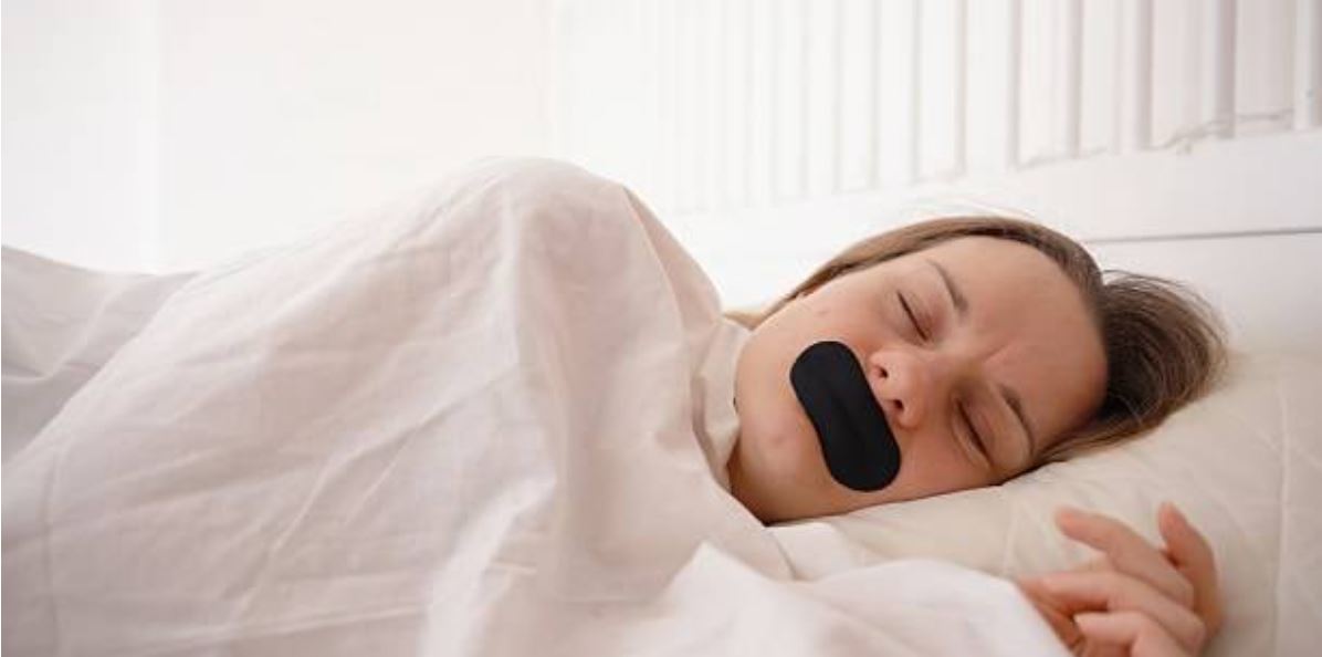 Mbyllja e gojës me ngjitës, trend i rrezikshëm apo zgjidhje për gjumë më të mirë?