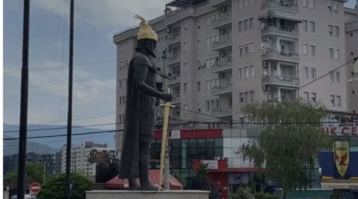 Kush qëndron pas prishjes së shtatores së Skënderbeut në Prizren !?