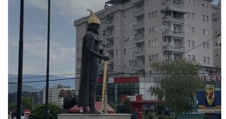 Kush qëndron pas prishjes së shtatores së Skënderbeut në Prizren !?