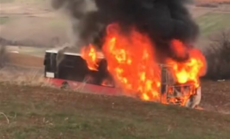 Shpërthen në flakë një autobus në Shkup, pamje nga momenti i zjarrit (VIDEO)