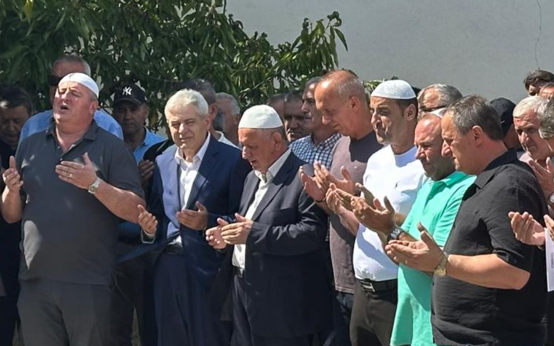 Ali Ahmeti tek varrimi i veprimtarit Sami Spahiu nga fshati Cërvicë i Kërçovës