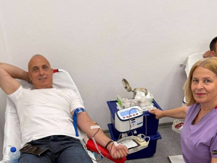 Kryetari Fatmir Dehari dhuron gjak (FOTO)