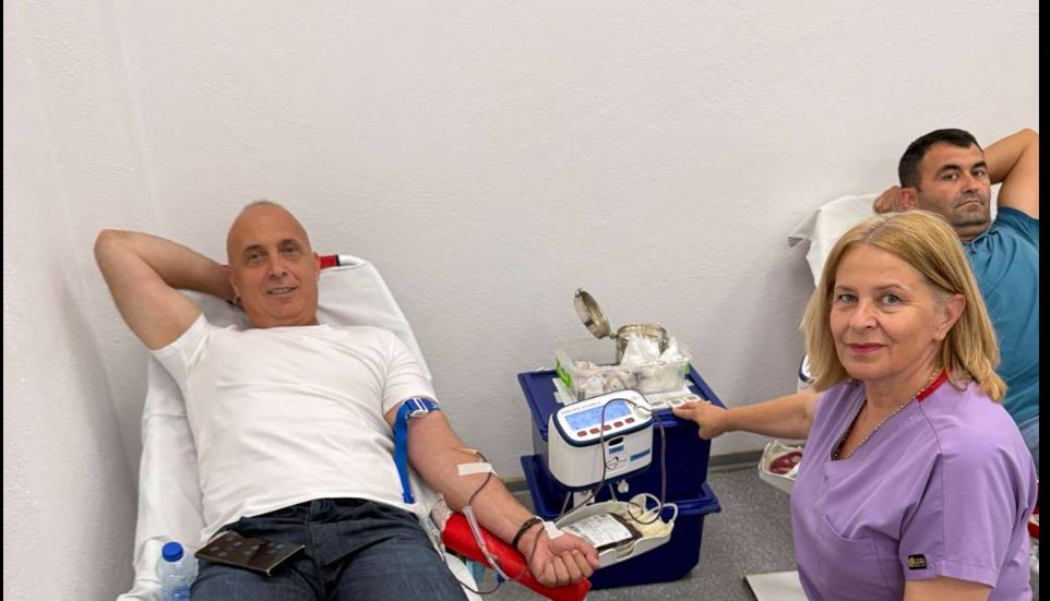 Kryetari Fatmir Dehari dhuron gjak (FOTO)