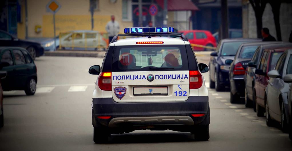 Babai vjen i pirë në shtëpi dhe rreh familjarët !