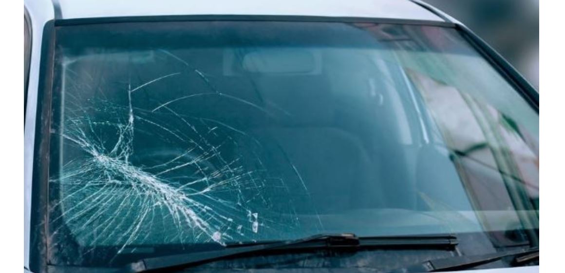 Vëlla e motër pasi u rrahen ajo ia thyen xhamin e veturës..!?