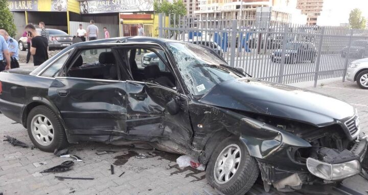 Mercedes-i përplaset me mur! Tre persona në gjendje kritike
