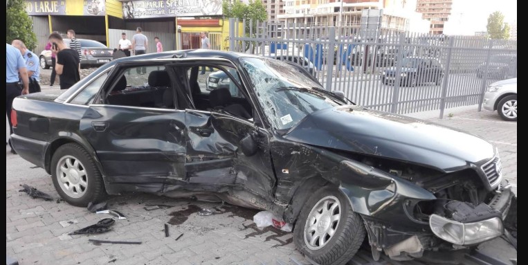 Mercedes-i përplaset me mur! Tre persona në gjendje kritike