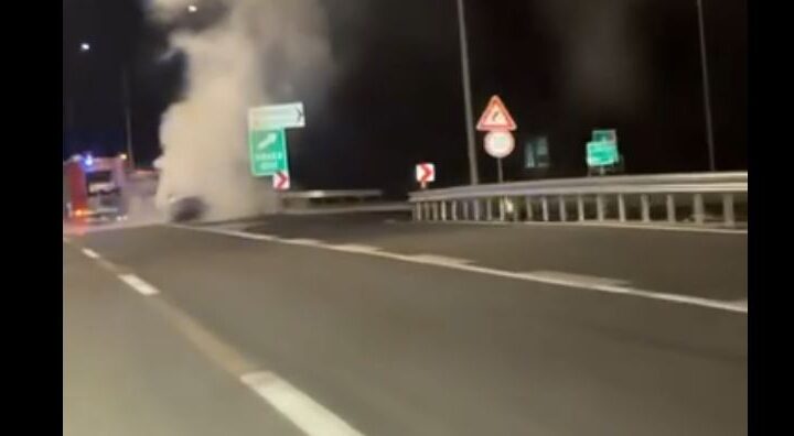Digjet një veturë në autostradën Kërçovë – Ohër (VIDEO)