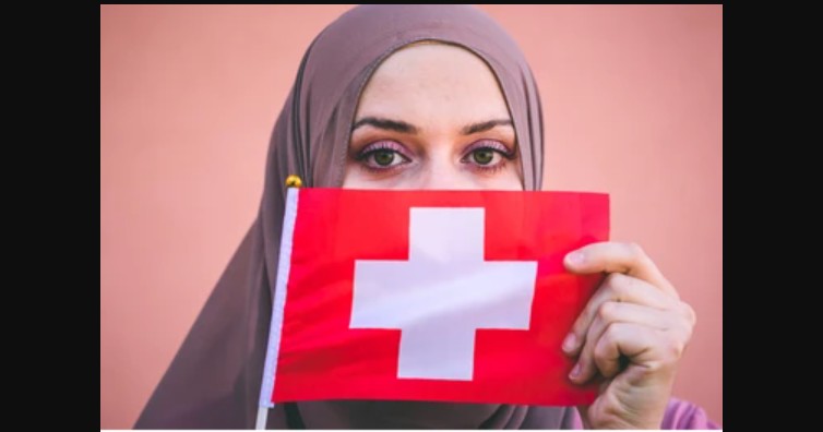 Mësuesja e humb punën në Zvicër për shkak të shamisë !