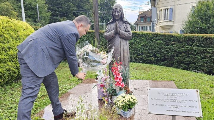 Ambasadori Rexhpe Demiri homazh tek shtatorja e Nënë Terezës në Lozanë të Zvicrës