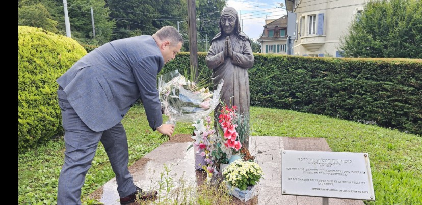 Ambasadori Rexhpe Demiri homazh tek shtatorja e Nënë Terezës në Lozanë të Zvicrës