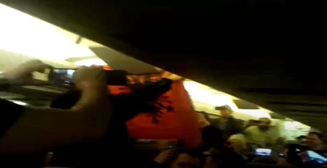 Viti 2013 kur  Kërçovarët hedhnin valle në aeroplan ! (VIDEO)