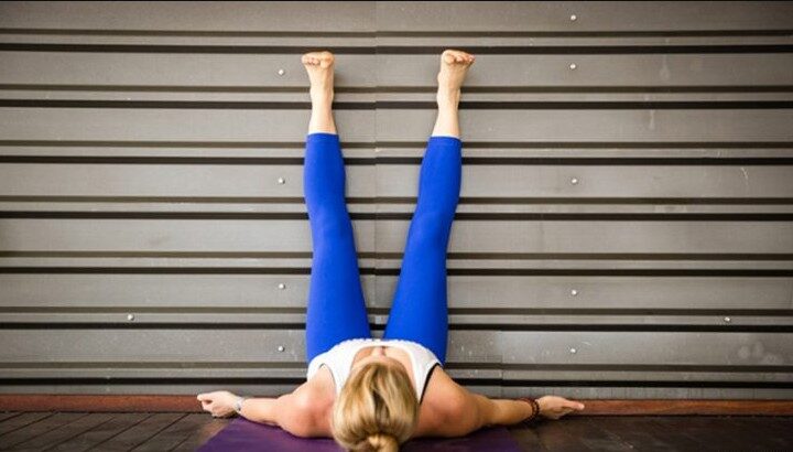 Çfarë ndodh me trupin kur mbani lart këmbët për 20 minuta ?