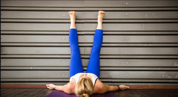 Çfarë ndodh me trupin kur mbani lart këmbët për 20 minuta ?