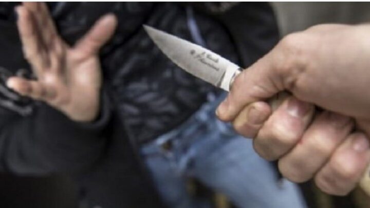 E rëndë! Vëllai i madh qëllon me thikë dy vëllezërit e tij !