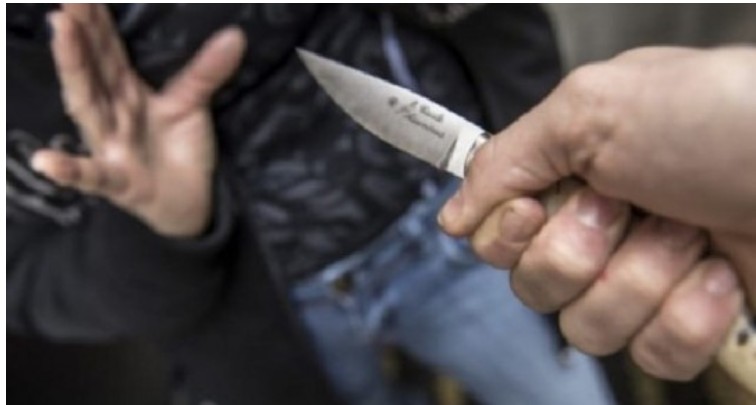 E rëndë! Vëllai i madh qëllon me thikë dy vëllezërit e tij !