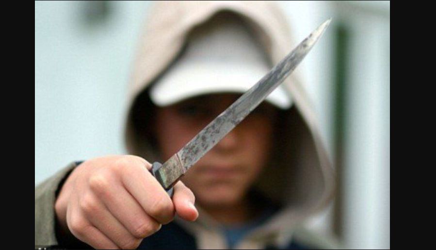 Francë: Mësuesja sulmohet me thikë nga nxënësi !