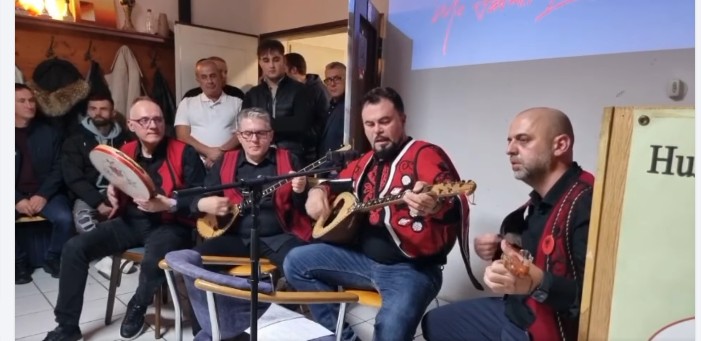 Argjend Lika dhe Oda Kërçovare duke kënduar këngën Lavdi Baca Beqë në Vjenë (VIDEO)