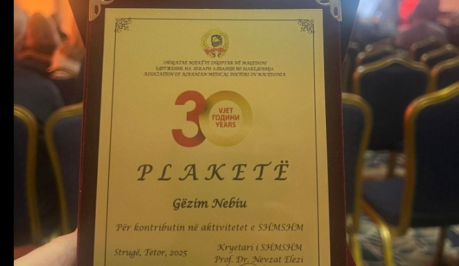 Urime: Kërçovari Dr. Gëzim Nebiu nderohet me plaketë në 30-vjetorin e Shoqatës së Mjekëve