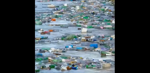Vardari mbytet në plastikë, “fabrika” e shisheve plastike lundërojnë në lum! (VIDEO)