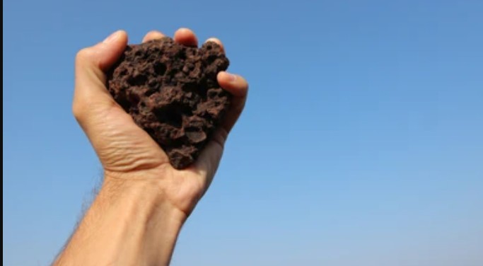 Sulmohet kandidati për këshilltar me gur !