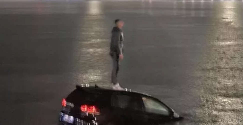 Vetura bie në det në Bari, shoferi shqiptar shpëton duke u ngjitur mbi të !