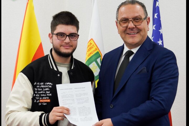 Kryetari i Kërçovës Aleksandar Jovanoski ndau Bursa për studentat shqiptarë