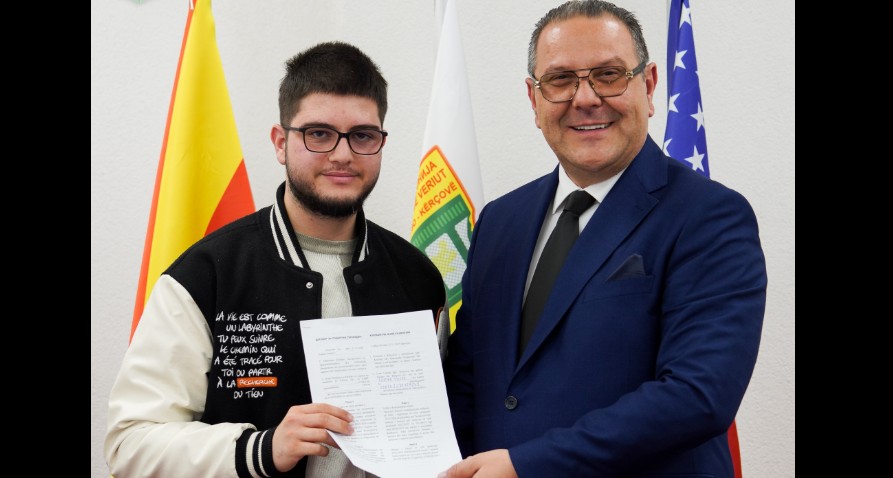 Kryetari i Kërçovës Aleksandar Jovanoski ndau Bursa për studentat shqiptarë