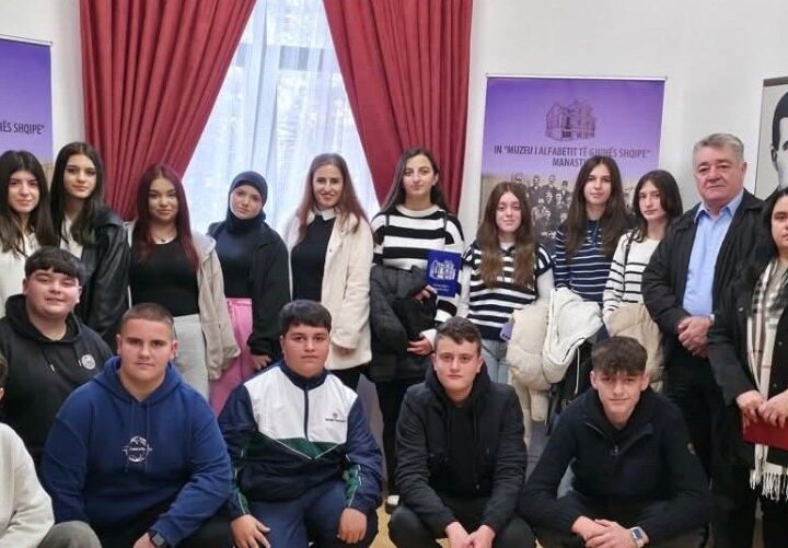 Nxënsit nga Kercova vizitë kulturore në Manastir për Ditën e Alfabetit Shqiptar